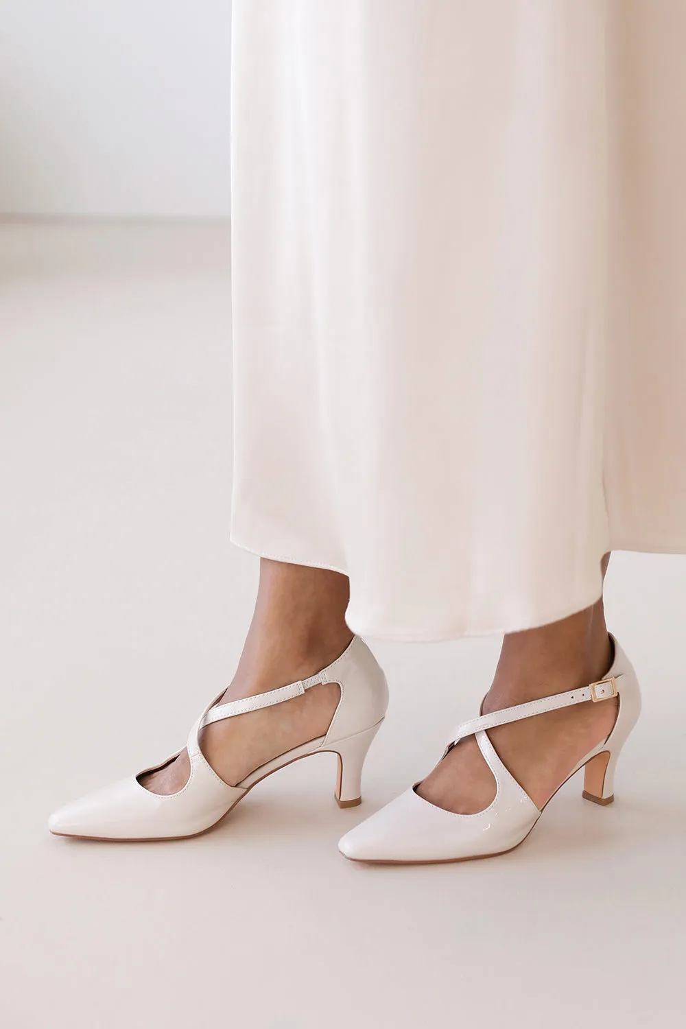 LOREZA CROSS OVER STRAP MID BLOCK HEEL IN CREAM PATENT