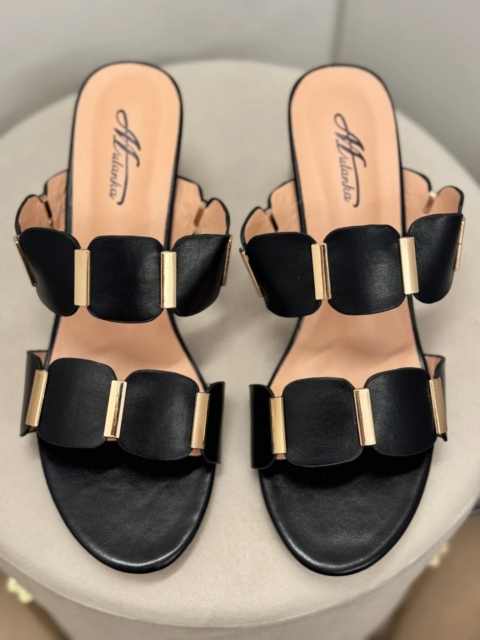 Mules noires et dorées